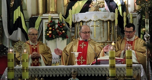Paulini odprawiają Mszę św. w kościele w Oporowie. Od lewej: o. Jerzy Mac, przeor o. Czesław Matras i o. Jacek Frączek