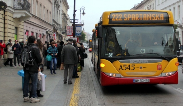 W poniedziałek na ulice Warszawy wyjedzie mniej autobusów i tramwajów
