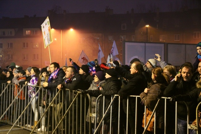 Zadymiarze pod Domem Muzyki i Tańca