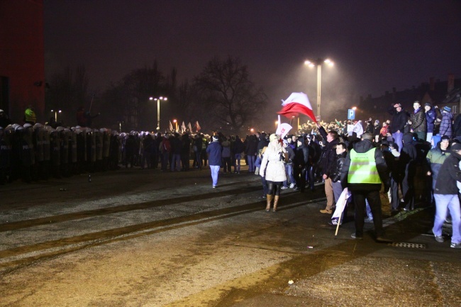 Zadymiarze pod Domem Muzyki i Tańca