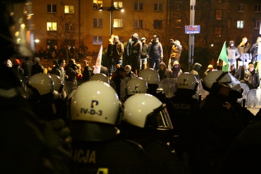 Zadymiarze pod Domem Muzyki i Tańca