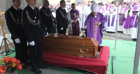 Spoczął wśród swoich