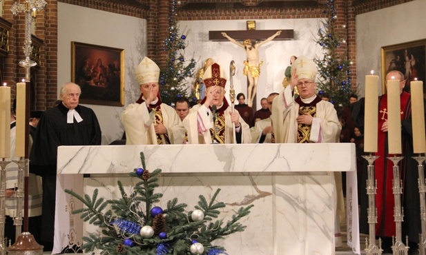 Abp Hoser: Wiele nas łączy