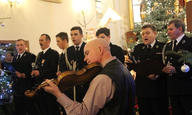  Na zakończenie festiwalu zaśpiewali goście specjalni – strażacy z OSP w Sławnie