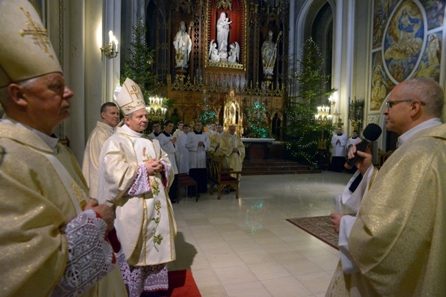 Życzenia bp. Henrykowi składa ks. Jarosław Wojtkun