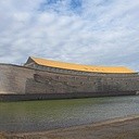 Noe wybudował arkę według Bożych wskazówek. Miała 300 łokci długości (150 m), 50 łokci szerokości (25 m) i 30 łokci wysokości (15 m). Na zdjęciu rekonstrukcja arki zgodna z biblijnymi rozmiarami w Dordrecht w Holandii 
