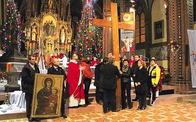 Młodzież wniosła krzyż i ikonę Matki Bożej do katedry