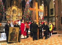 Młodzież wniosła krzyż i ikonę Matki Bożej do katedry