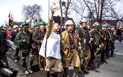  Kiedy do manifestacji w Gliwicach przyłączyli się górnicy protestujący dotąd pod ziemią, emocje zaczynały wrzeć