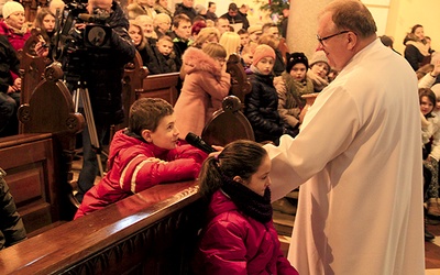 Br. Jerzy Kuźma w czasie kazania podczas Mszy św. dla dzieci w nyskiej parafii księży werbistów
