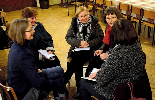  Po wykładzie uczestnicy spotkania w grupach rozmawiali o swoich doświadczeniach przeżywania pokuty