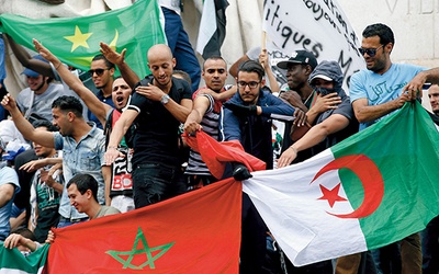 Gest „quenelle” pokazywany  przez proarabskich demonstrantów w Paryżu, przypomina faszystowskie pozdrowienie