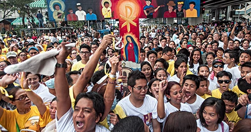 Wszędzie na Filipinach papieża witały ogromne tłumy.