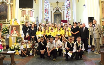 Kościół w Krośniewicach. Jubileusz 10-lecia katolickich szkół w Pniewie