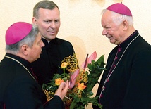   Biskup nominat z pasterzami naszej diecezji (od lewej)  biskupami Henrykiem Tomasikiem  i Adamem Odzimkiem