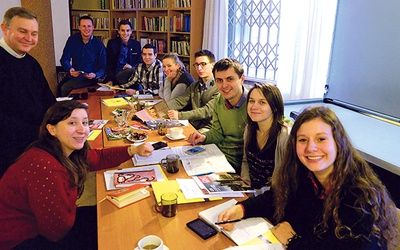  Gościny uczestnikom warsztatów udzielił radomski ośrodek Duszpasterstwa Akademickiego, a szkolenie zorganizował ks. Leszek Domagała, diecezjalny asystent KSM (u góry z lewej)