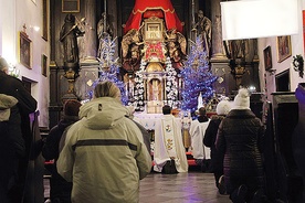 Przed wymarszem pątnicy modlili się w sanktuarium Matki Bożej Świętorodzinnej