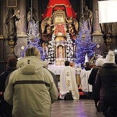 Przed wymarszem pątnicy modlili się w sanktuarium Matki Bożej Świętorodzinnej