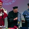  Tuż po wręczeniu wyróżnienia. Z lewej prof. Wiesław Banyś, rektor UŚ, obok abp Szczepan Wesoły oraz ks. dr hab. Antoni Bartoszek, dziekan Wydziału Teologicznego UŚ