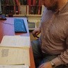  Dr Dariusz Węgrzyn pokazuje archiwa służące do tworzenia bazy deportowanych do ZSRR