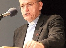  Ks. dr hab. Dariusz Oko jest teologiem, filozofem  oraz wykładowcą Uniwersytetu Papieskiego w Krakowie i publicystą