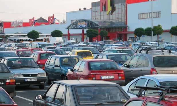 Klientów ubywa, centrów handlowych przybywa