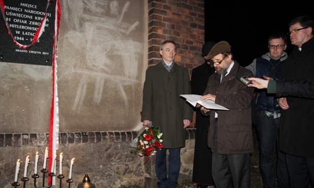 Odsłonięcie tablicy pamięci na cieszyńskim kirkucie