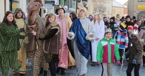 Przemarsz przez miasto przyciągnął wiele rodzin z małymi dziećmi
