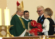 Jerzy Skórkiewicz dziękuje bp. Henrykowi Tomasikowi za przewodniczenie Eucharystii sprawowanej w intencji członków Akcji Katolickiej. Obok ks. Andrzej Jędrzejwski