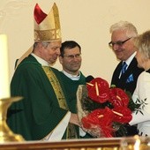 Jerzy Skórkiewicz dziękuje bp. Henrykowi Tomasikowi za przewodniczenie Eucharystii sprawowanej w intencji członków Akcji Katolickiej. Obok ks. Andrzej Jędrzejwski