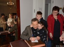 Po koncercie Jacek Borkowski z przyjemnością rozdawał autografy