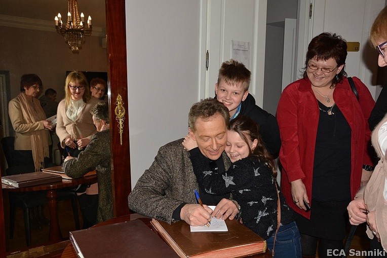 Po koncercie Jacek Borkowski z przyjemnością rozdawał autografy