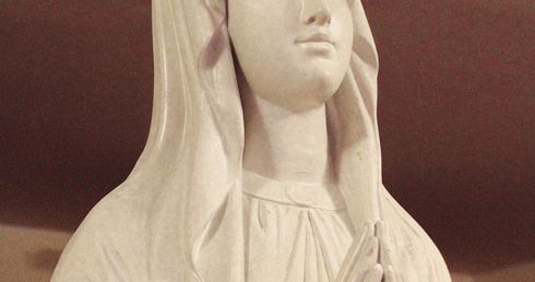 Przywieziona z Lourdes figura jest dokładną kopią tej, która znajduje się w grocie massabielskiej