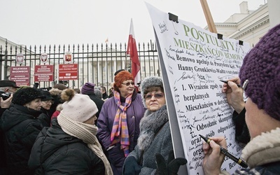 Protest na pl. Bankowym.  Część mieszkańców Bemowa domaga się „zaprzestania szykanowania” ich dzielnicy