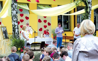  Msza św. polowa na rozpoczęcie pikniku rodzinnego organizowanego przez przedszkole