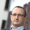 Krzysztof Bartuś wyceniał m.in. wartość nieruchmości w podkrakowskiej Rząsce (na zdjęciu w tle).  Sąd w Gliwicach oczyścił go z zarzutu zawyżenia  jej wartości