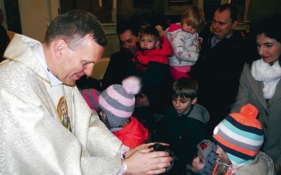  Przyszły biskup pomocniczy pobłogosławił dzieci zgromadzone w błotnickim sanktuarium