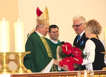 Za obecność i przewodniczenie Eucharystii bp. Henrykowi Tomasikowi dziękuje Jerzy Skórkiewicz. Obok ks. Andrzej Jędrzejewski 