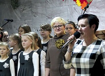  Zofia Filipowska zapowiada występ scholi „Signum” pod kierownictwem Wioletty Latosek