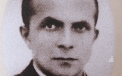 Zdjęcie ks. Jana Frenzla (1907–1945) z okolicznościowego folderu