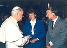 Podczas wyjazdu do centrali Papieskich Dzieł Misyjnych w Rzymie w 1985 r. bohater i autorka tekstu spotkali się z Janem Pawłem II