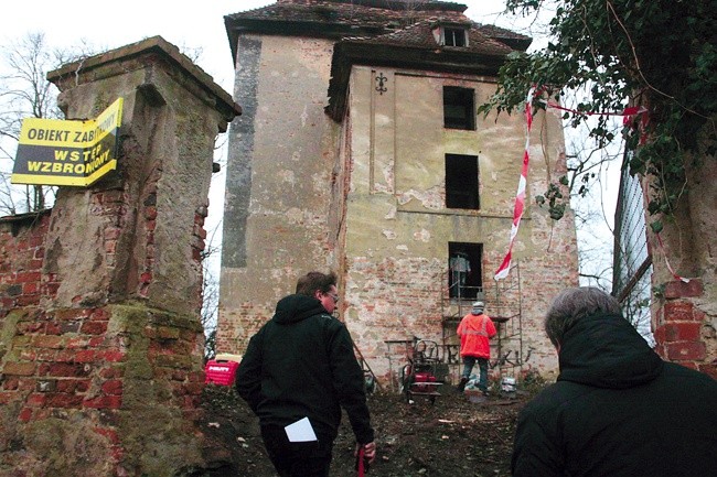 Zbudowany na fundamentach średniowiecznej warowni dawny zbór od 200 lat jest najbardziej charakterystycznym elementem tej wsi