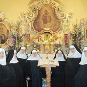  Benedyktynki z Wołowa w komplecie zgromadzone przy relikwiach św. Jana Pawła II i Biblii Jubileuszowej, peregrynującej w tym roku po wspólnotach życia konsekrowanego
