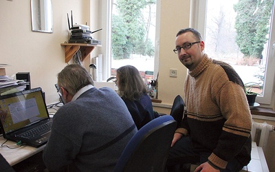  Oleg prowadzi zajęcia w Pracowni Komputerowej dla Osób Bezdomnych  im. Jacka Jureczko
