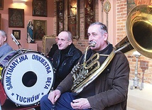  Wojciech Patyk, choć siedzi w ostatnim rzędzie, zawsze jest widoczny ze względu na tubę 