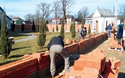 W budowę parkanu zaangażowali się wszyscy parafianie 