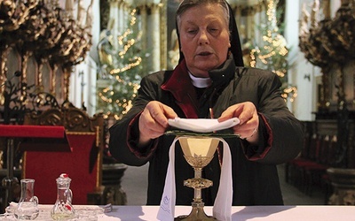  Siostra Maria jest zakrystianką. To ona, wraz z s. Krystyną, dba m.in. o wystrój świątyni, przygotowanie do Eucharystii czy szaty liturgiczne