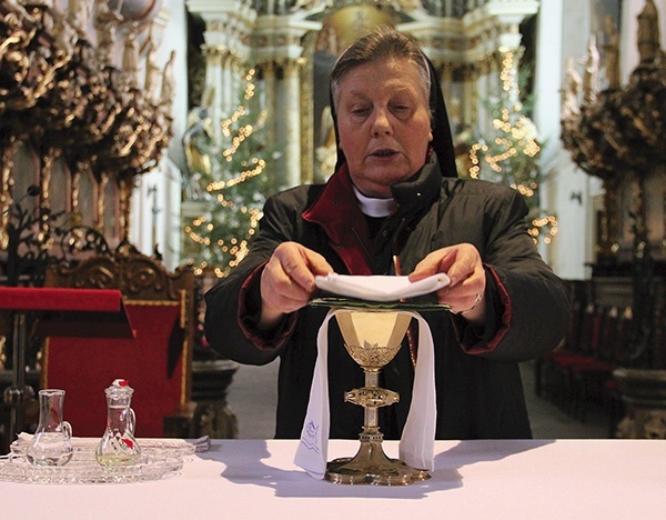  Siostra Maria jest zakrystianką. To ona, wraz z s. Krystyną, dba m.in. o wystrój świątyni, przygotowanie do Eucharystii czy szaty liturgiczne