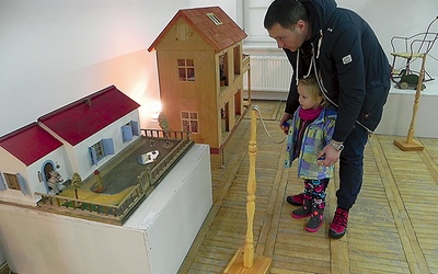  Na wystawie „Święty i prezenty” Hani spodobał się domek dla lalek