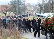 Trzy pokolenia wiernych parafian to tysiące chrztów, małżeństw  i pogrzebów. Nikt w tym tłumie nie był dla ks. Molendy anonimowy. On wszystkich znał osobiście